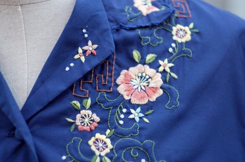 他の写真1: "水仙花"" ネイビー  半袖 ブラウス スワトウ刺繍 オープンカラー[19856]