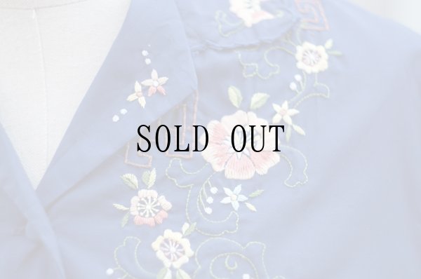 画像4: "水仙花"" ネイビー  半袖 ブラウス スワトウ刺繍 オープンカラー[19856]