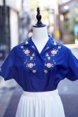 画像1: "水仙花"" ネイビー  半袖 ブラウス スワトウ刺繍 オープンカラー[19856] (1)