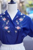 画像3: "水仙花"" ネイビー  半袖 ブラウス スワトウ刺繍 オープンカラー[19856]