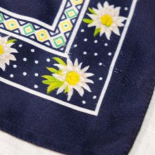 他の写真1: インポート 花柄 ネイビー系 ミニ スカーフ 58cm×58cm[19891]