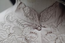 他の写真1: "Rose" ライトベージュ 半袖  チャイナブラウス スワトウ刺繍[19876]
