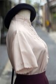 画像2: "Rose" ライトベージュ 半袖  チャイナブラウス スワトウ刺繍[19876] (2)