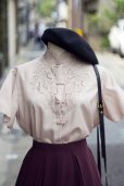 画像1: "Rose" ライトベージュ 半袖  チャイナブラウス スワトウ刺繍[19876] (1)