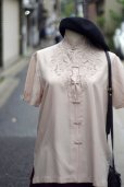 画像10: "Rose" ライトベージュ 半袖  チャイナブラウス スワトウ刺繍[19876]