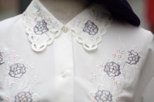 他の写真1: 白 半袖 レース ブラウス スカラップカラー お花刺繍[19917]