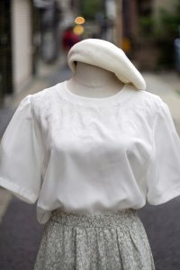 "Mercredi" 刺繍 白 半袖 ブラウス パフスリーブノーカラー[19932]