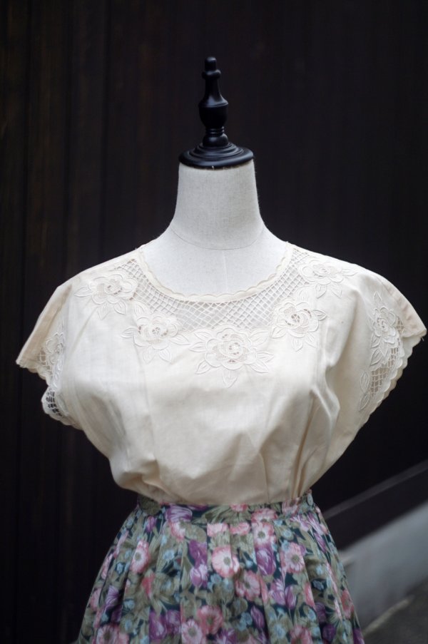 画像1: ”jeanjaures” 無地 生成 コットン 半袖 ブラウス ラウンドネック 刺繍[19936]