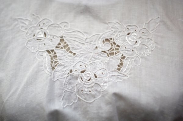 画像9: "Petitiour" 無地 白 コットン リネン 半袖 ブラウス 後ろ開きノーカラー 刺繍  [14114]