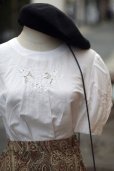 画像2: "Petitiour" 無地 白 コットン リネン 半袖 ブラウス 後ろ開きノーカラー 刺繍  [14114] (2)