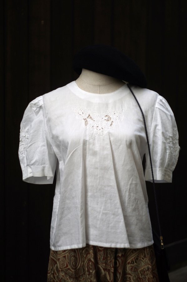 画像7: "Petitiour" 無地 白 コットン リネン 半袖 ブラウス 後ろ開きノーカラー 刺繍  [14114]