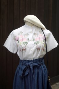 "Meriline by Nakayama fumiko" 白 麻混 ブラウス 半袖  スタンドカラー 刺繍 [19983]