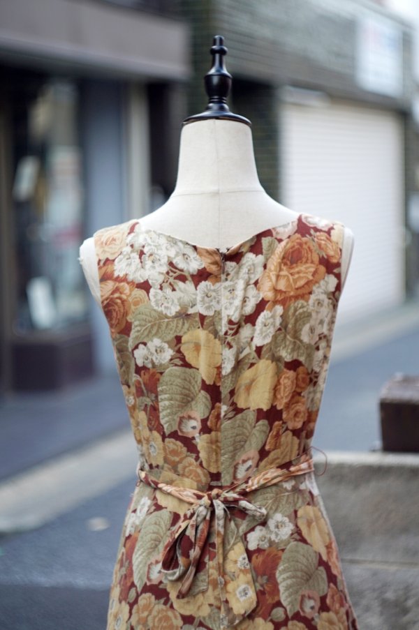 画像8: "TASTE" 花柄  ブラウン系 ノースリーブ  レトロワンピース スクエアネック 腰リボン[19991]