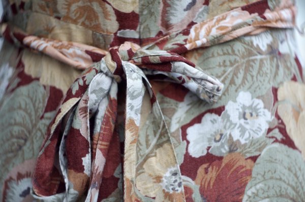 画像9: "TASTE" 花柄  ブラウン系 ノースリーブ  レトロワンピース スクエアネック 腰リボン[19991]