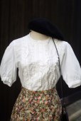 画像2: "Bashecing" 無地 白 コットン混 半袖 ブラウス フリル襟 パフスリーブ  刺繍   [19996] (2)