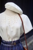 画像1: 無地 白 半袖 ブラウス ラウンドネック スカラップ 刺繍[19999] (1)