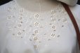 画像2: 無地 白 半袖 ブラウス ラウンドネック スカラップ 刺繍[19999] (2)