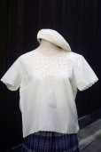 画像7: 無地 白 半袖 ブラウス ラウンドネック スカラップ 刺繍[19999]