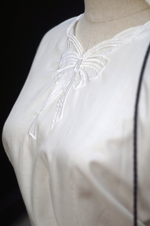 他の写真1: "COLELLE" 白 半袖 ブラウス ノーカラー  パフスリーブ 刺繍 リボン[19992]