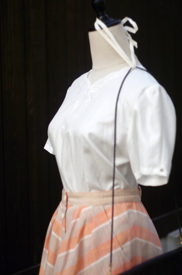 画像3: "COLELLE" 白 半袖 ブラウス ノーカラー  パフスリーブ 刺繍 リボン[19992]