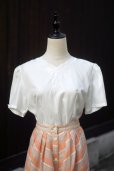 画像1: "COLELLE" 白 半袖 ブラウス ノーカラー  パフスリーブ 刺繍 リボン[19992] (1)