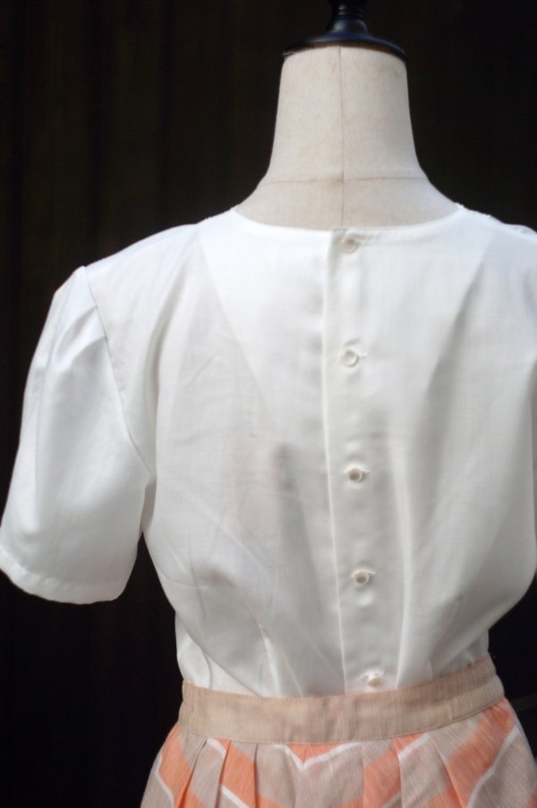 画像5: "COLELLE" 白 半袖 ブラウス ノーカラー  パフスリーブ 刺繍 リボン[19992]