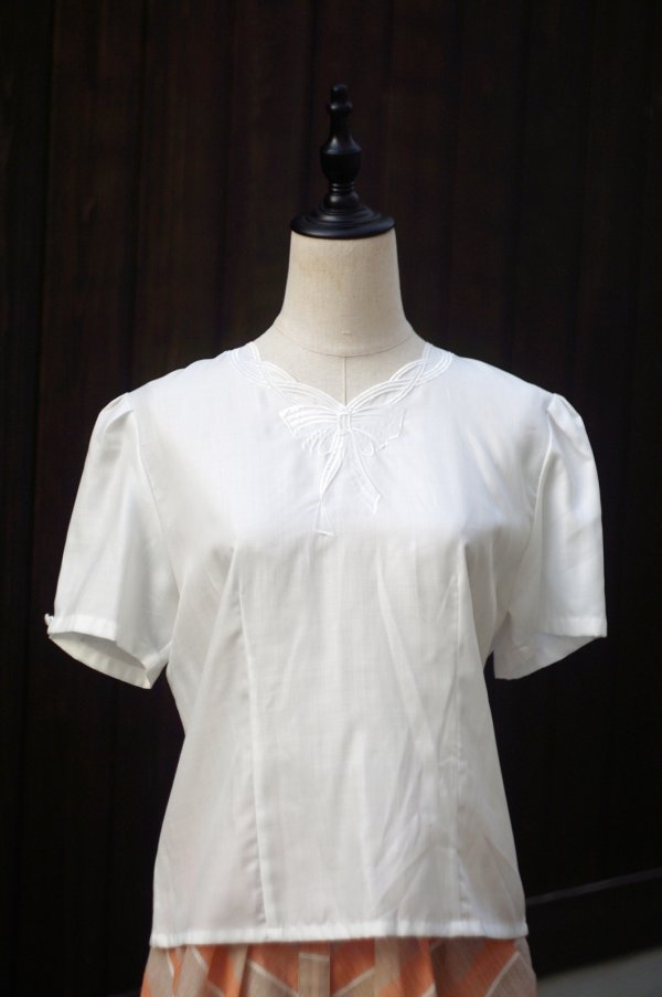 画像9: "COLELLE" 白 半袖 ブラウス ノーカラー  パフスリーブ 刺繍 リボン[19992]