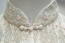 他の写真1: 無地 生成 シルク チャイナブラウス 半袖 チャイナボタン マオカラー シャーリング 刺繍 [20001]