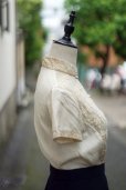 画像5: 無地 生成 シルク チャイナブラウス 半袖 チャイナボタン マオカラー シャーリング 刺繍 [20001]