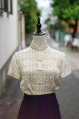 画像1: 無地 生成 シルク チャイナブラウス 半袖 チャイナボタン マオカラー シャーリング 刺繍 [20001] (1)
