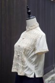 画像11: 無地 生成 シルク チャイナブラウス 半袖 チャイナボタン マオカラー シャーリング 刺繍 [20001]