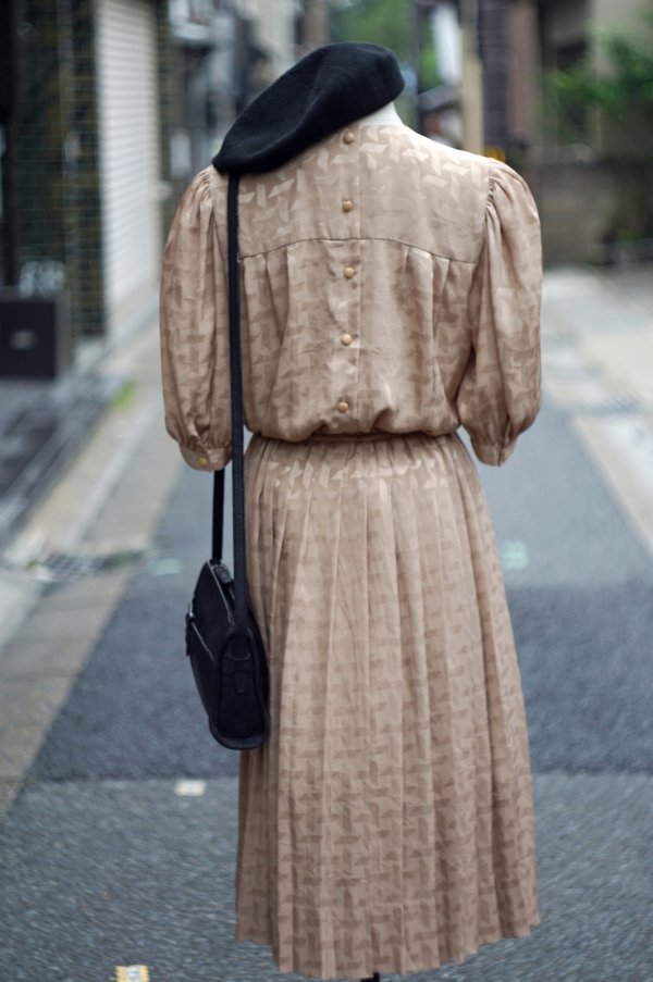 画像3: "Liz claiborne"  ベージュ系  五分袖 レトロワンピース ノーカラー パフスリーブ[20010]