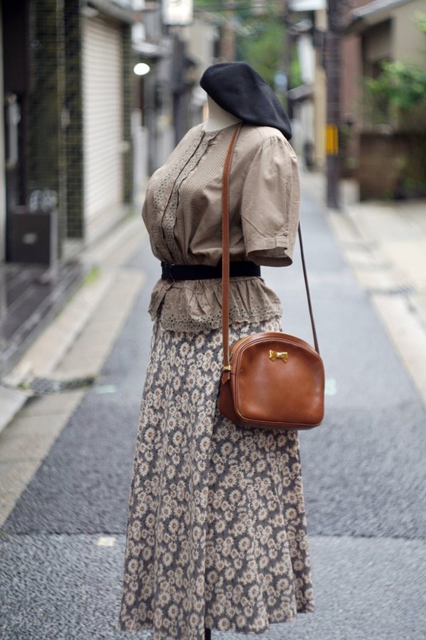 画像9: "GRACEFUL" 無地 ブラウン 半袖 ブラウス ノーカラー カットレース 刺繍 ペプラム ピンタック [20011]