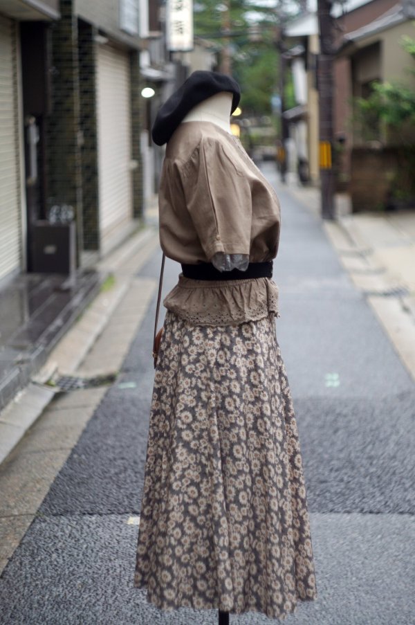 画像10: "GRACEFUL" 無地 ブラウン 半袖 ブラウス ノーカラー カットレース 刺繍 ペプラム ピンタック [20011]