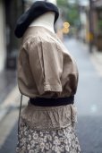 画像5: "GRACEFUL" 無地 ブラウン 半袖 ブラウス ノーカラー カットレース 刺繍 ペプラム ピンタック [20011]