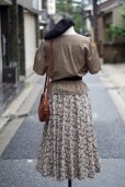 画像11: "GRACEFUL" 無地 ブラウン 半袖 ブラウス ノーカラー カットレース 刺繍 ペプラム ピンタック [20011]