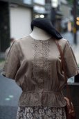 画像1: "GRACEFUL" 無地 ブラウン 半袖 ブラウス ノーカラー カットレース 刺繍 ペプラム ピンタック [20011] (1)