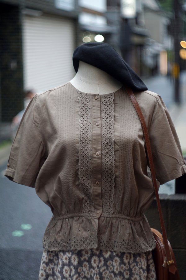 画像1: "GRACEFUL" 無地 ブラウン 半袖 ブラウス ノーカラー カットレース 刺繍 ペプラム ピンタック [20011]