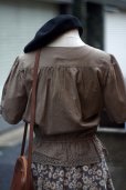 画像7: "GRACEFUL" 無地 ブラウン 半袖 ブラウス ノーカラー カットレース 刺繍 ペプラム ピンタック [20011]