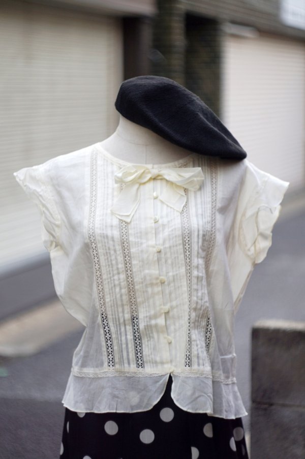 画像1: Hokin Blouses” 無地 コットン アイボリー  フレンチスリーブ ブラウス ラウンドネック リボン レース ペプラム[20031]
