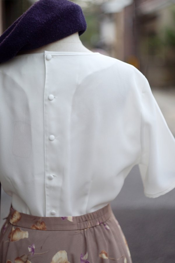 画像6: "jeune Ange" 無地 白 半袖 ブラウス ラウンドネック シアー 刺繍 後ろボタン[20069]