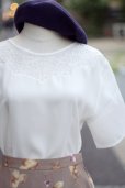 画像2: "jeune Ange" 無地 白 半袖 ブラウス ラウンドネック シアー 刺繍 後ろボタン[20069] (2)