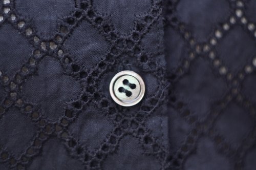 他の写真1: コットン 黒 半袖 ブラウス レギュラーカラー カッティングレース [20042]