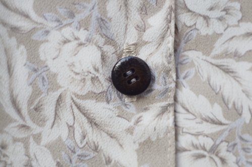 他の写真1: ベージュ系 花柄 半袖  ブラウス オープンカラー [20052]