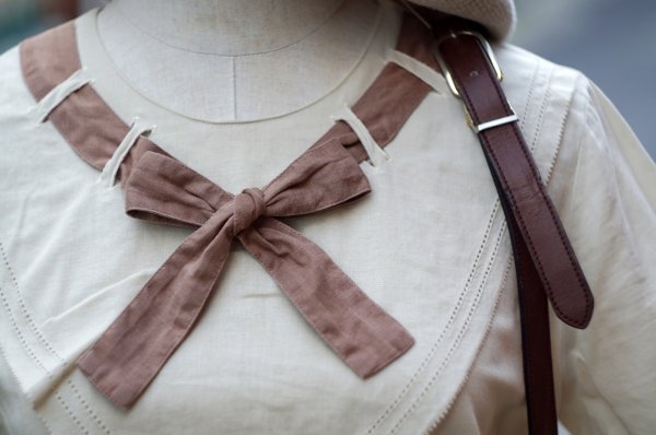 画像3: "JOSE PHANNE" カーキベージュ系 無地 コットン リネン 半袖 ブラウス ラウンドネック リボン  後ろボタン [20056]