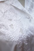 画像4: "ROSE BRAND" 無地 白 半袖 ブラウス オープンカラー スワトウ刺繍 スカラップ袖 [20062]