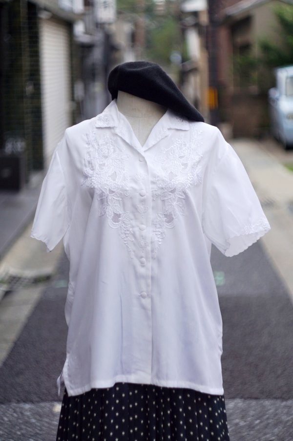 画像8: "ROSE BRAND" 無地 白 半袖 ブラウス オープンカラー スワトウ刺繍 スカラップ袖 [20062]