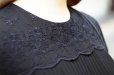 画像4: 無地 黒 半袖 レトロワンピース ノーカラー レース 刺繍 プリーツ[20067]