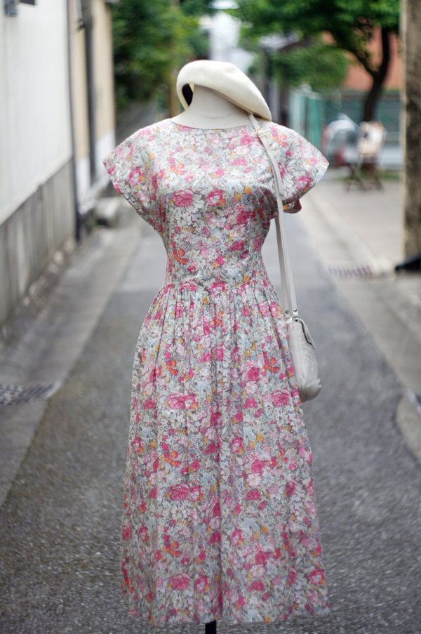 画像2: ”Excellent Wish”  リバティ 花柄 ピンク系 コットン 半袖 レトロワンピース ラウンドネック フレンチスリーブ ギャザー 腰リボン[20117]