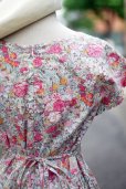 画像10: ”Excellent Wish”  リバティ 花柄 ピンク系 コットン 半袖 レトロワンピース ラウンドネック フレンチスリーブ ギャザー 腰リボン[20117]